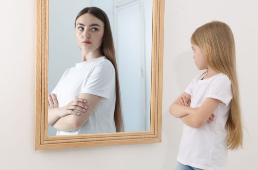 chica mirandose al espejo